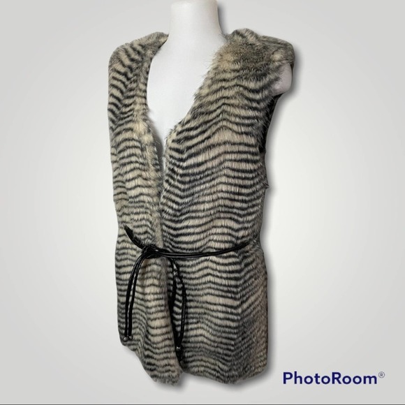 Betsey Johnson Black & White Zebra Stripe Faux Fur Boho Vest With Belt Size S - Picture 4 of 14